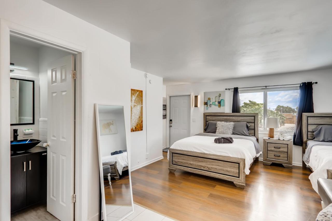 Coral Sands HUGE Studio w/ 2 Queen beds! West Palm Beach Buitenkant foto